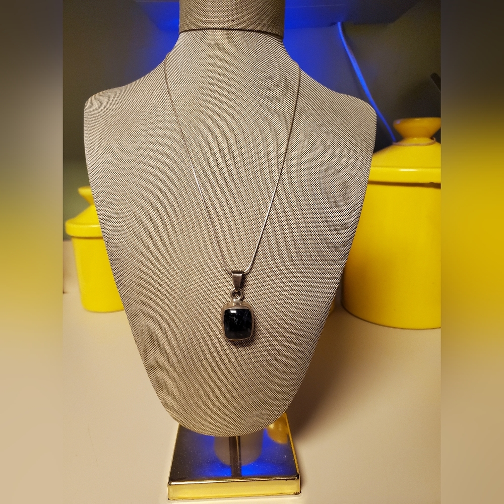IS Plata Sterling Silver 925 Polished Stone Pendant w/ Sterling Silver 19" Chain